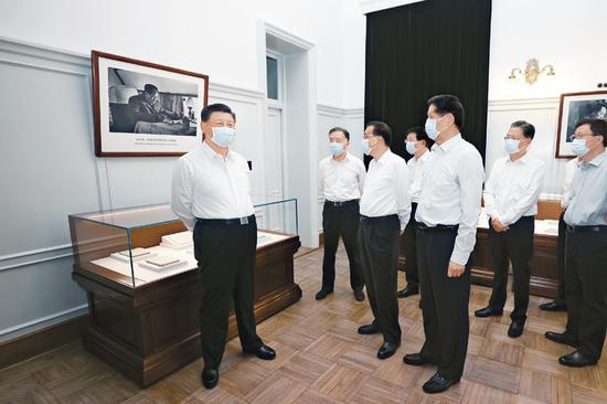  2021年6月25日，中共中央政治局就用好红色资源、赓续红色血脉举行第三十一次集体学习。这次集体学习采取参观和讨论相结合的形式，这是习近平、李克强、栗战书、汪洋、王沪宁、赵乐际、韩正等在中南海丰泽园参观毛泽东同志故居。 新华社记者 鞠鹏/摄
