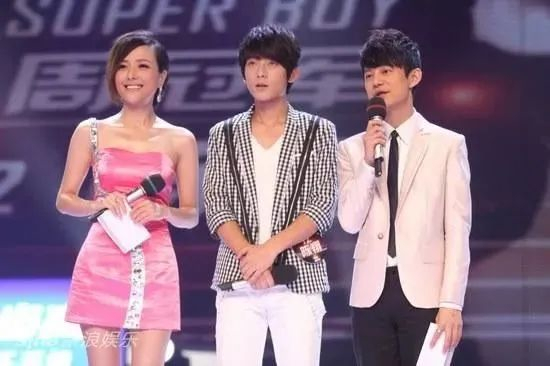  ·《快乐男声》舞台上的杨乐乐（左）、陈翔（中）、何炅。