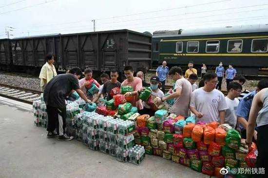 滞留旅客排队领取物资（来源：郑州铁路）