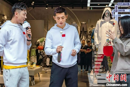 资料图：张继科与球迷互动秀球技。　主办方供图