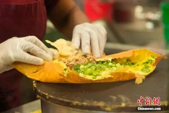  资料图：中式煎饼。中新社记者 廖攀 摄