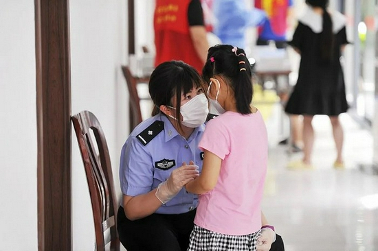 盛凡璠在安慰对核酸检测心生畏惧的小朋友。