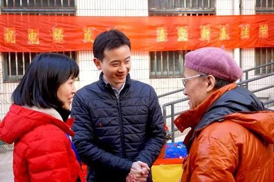  （资料图 上官剑与上海市民）