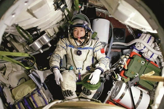  杨利伟在神舟五号返回舱中。