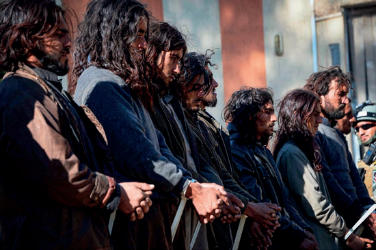 2015年12月29日，阿富汗贾拉拉巴德，警察在一次冲突中逮捕的9名塔利班武装成员。图/ 法新