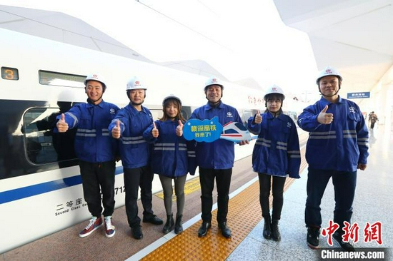 图为参加赣深高铁建设的中国中铁电气化局工作人员在动车前合影。　刘占昆 摄