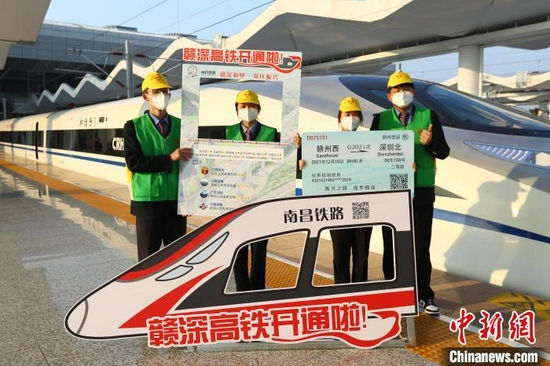 图为铁路志愿者在动车前合影。　刘占昆 摄