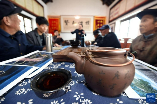 　　12月1日，人大代表在安徽省淮北市濉溪县临涣镇一家茶馆的“人大代表谈心室”内接待选民群众。新华社记者 周牧 摄