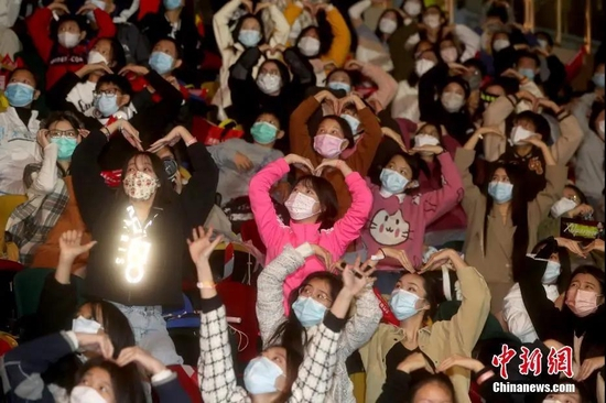  澳门观众向内地奥运健儿“比心”。中新社记者 张宇 摄