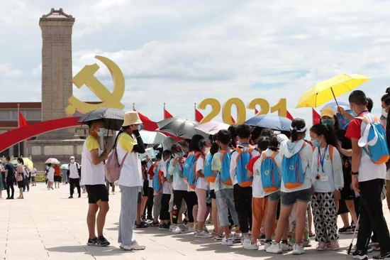 △2021年7月30日，北京天安门广场游人如织。