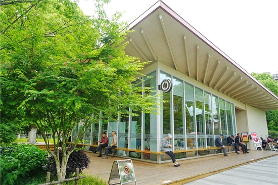 　　市民在浙江省嘉兴市望湖路城市驿站休息（2021年4月25日摄）。嘉兴市结合中心城市品质提升全面推进“厕所革命”，在形象、功能、服务等方面对传统公共卫生间进行改造升级，10座原老旧公共卫生间改造成集多种人性化功能和服务为一体的“禾城驿·温暖嘉”城市公共服务驿站。新华社发（金鹏 摄）