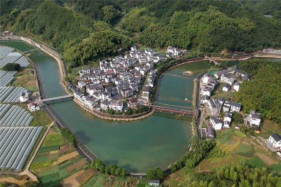 空中俯瞰浙江省杭州市淳安县下姜村（2017年8月9日摄，无人机照片）。新华社记者 黄宗治 摄