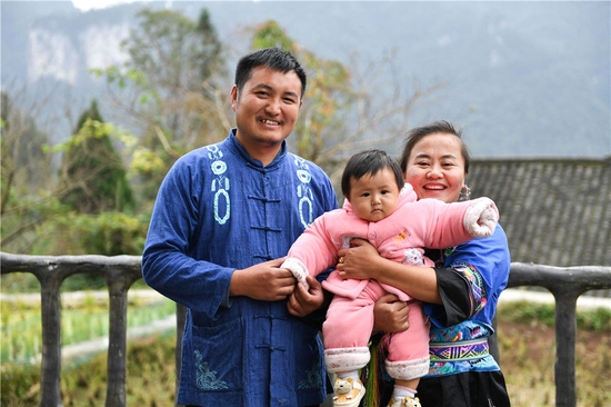 这是2020年10月25日在湖南湘西十八洞村拍摄的龙先兰一家。新华社记者 陈思汗 摄