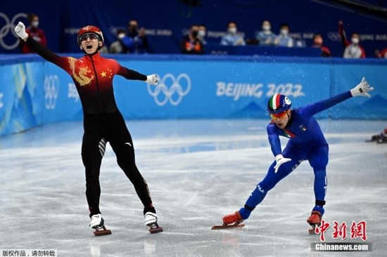 　　在2月5日晚结束的短道速滑混合团体接力决赛中，由武大靖、任子威、范可新、曲春雨组成的中国队率先冲过终点，为中国体育代表团拿到本届冬奥会首枚金牌。图为武大靖冲线。