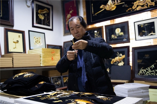 河北省非物质文化遗产芦苇画技艺传承人杨丙军在制作芦苇画（2019年1月8日摄）。新华社发（王京卓 摄）