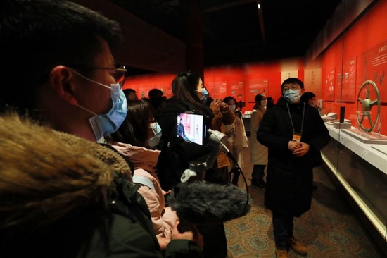 中外记者探访故宫博物院。光明网记者王恩慧/摄