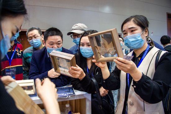  2021年10月27日，观众在光博会上参观展品。新华社发（伍志尊摄）