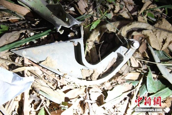 图为救援现场发现的失事飞机残骸。 何华文 摄