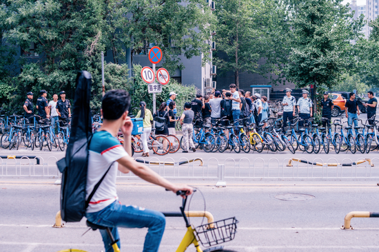 “葛宇路”摘牌 © 张根