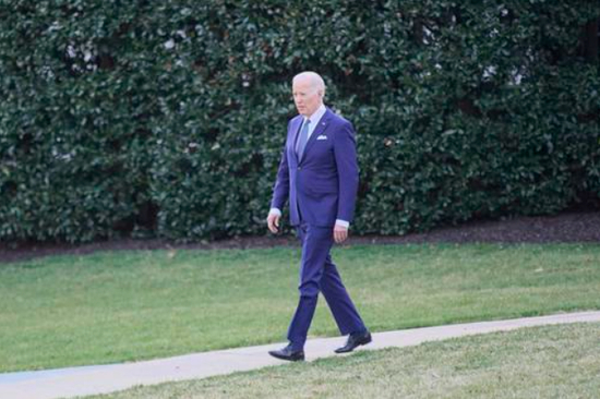  ▲这是3月4日在美国首都华盛顿拍摄的美国总统拜登。当天，拜登宣布提高联邦政府采购的“美国货”中美国制造零部件的比重，以促进美国制造业发展和增强国内供应链。图/新华社