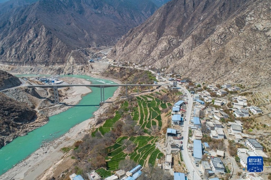 西藏昌都市芒康县索多西乡安麦西村（2021年3月19日摄，无人机照片）。新华社记者 孙非 摄