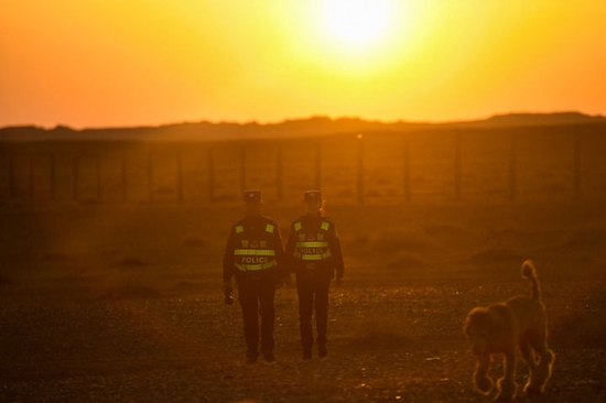 内蒙古阿拉善边境管理支队银根边境派出所戍边夫妻警务室的徐乃超和李文娜在边境线附近巡逻（2022年4月18日摄）。新华社记者 彭源 摄