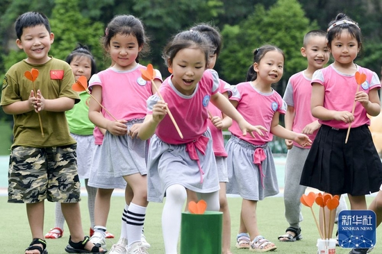 6月2日，四川省南充市蓬安县城东幼儿园的孩子们在玩“投壶”游戏。新华社发（刘永红摄）