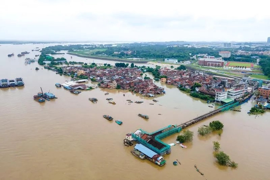 受连日来的暴雨影响，三水区西南街道河口社区沿江区域出现水浸情况，俯瞰半江桥两侧房屋已经淹没在水中。佛山日报记者 王澍/摄