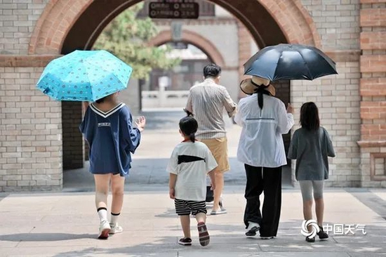 △6月20日，北京高温蓝色预警中，中午前后天气炎热难耐。