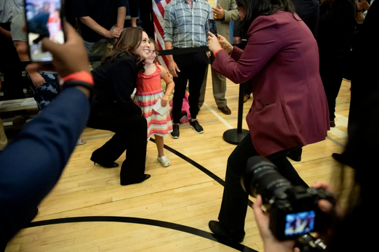  ·哈里斯与民众合影。资料图