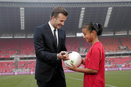 　　2013年6月22日，浙江杭州，贝克汉姆现身黄龙体育场观看足球比赛，并为张琳艳签名留念（视觉中国供图）