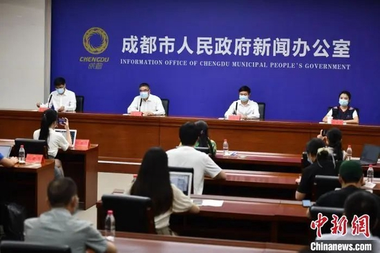 新闻发布会现场。　张浪　摄