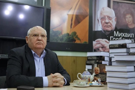 　　▲当地时间2012年11月21日，俄罗斯莫斯科，戈尔巴乔夫出席新书《孤独相伴》签名售书活动。图/视觉中国