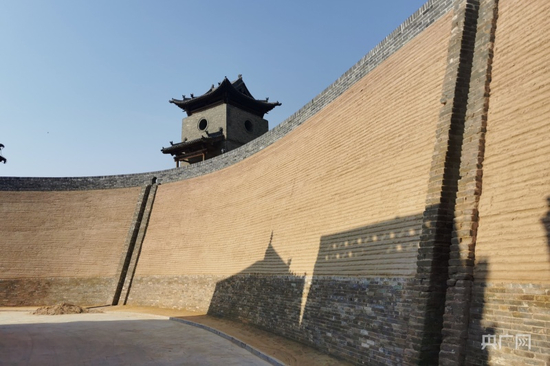  上图：夯土剥落严重的内城墙；下图：修旧如旧的古城墙 （央广网发邵帅 摄）