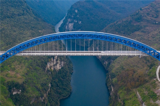 动车组列车驶过成贵高铁鸭池河特大桥（2019年12月2日摄，无人机照片）。新华社记者 刘续 摄