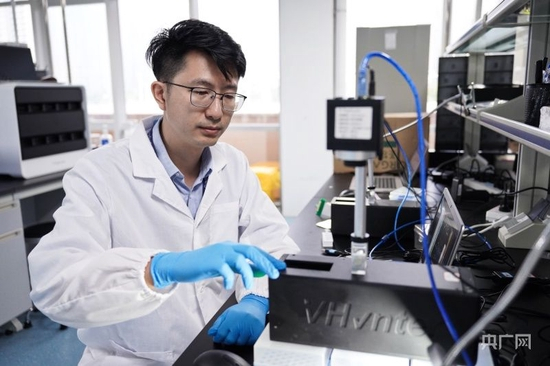  陈天蓝在实验室工作（央广网记者 官文清 摄）