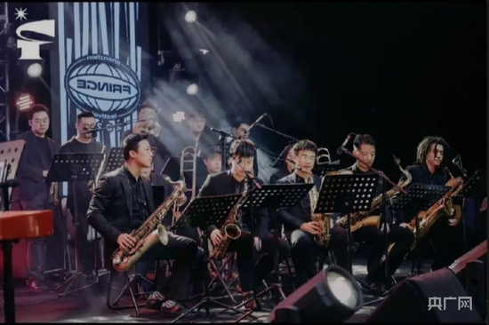 金爵士大乐团演出现场（央广网发 珠海大剧院供图）