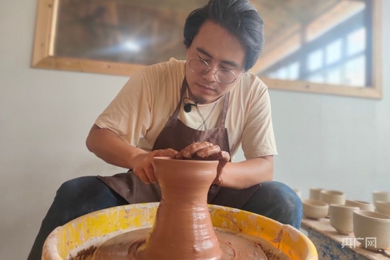 盛巧荣拉坯制作瓷器（央广网发 盛杨泳 摄）