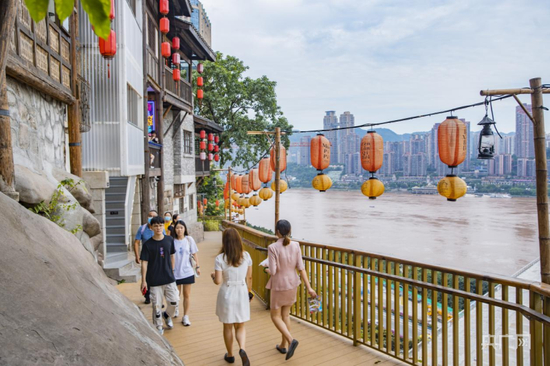 改造后的山城巷步道（央广网发 渝中区委宣传部供图）