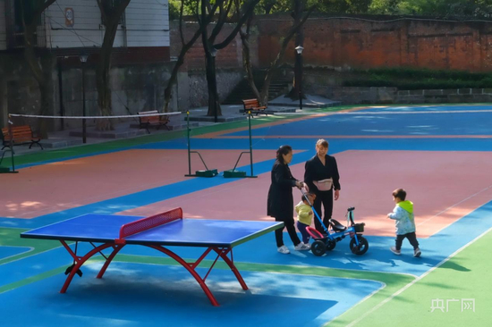 老旧小区内增设的健身场地成了居民健身、遛娃的好去处（央广网发 渝中区住建委供图）