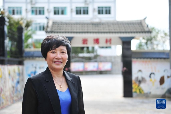 这是2017年10月9日拍摄的贵州盘州市淤泥乡岩博联村党委书记余留芬。新华社记者 陶亮 摄