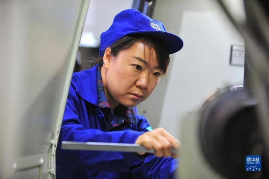 　　在中国兵器内蒙古第一机械集团有限公司第四分公司，赵晶为数控机床更换精加工所用的刀片（2018年3月5日摄）。新华社记者 彭源 摄