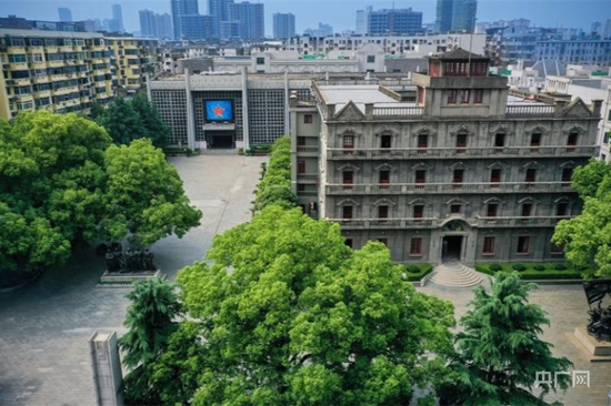  1956年建成的南昌八一起义纪念馆旧馆（右侧）与2007年建成的新馆（左侧）遥相呼应（央广网发 魏晓兵 摄）