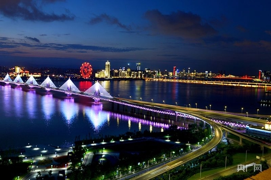  南昌一江两岸夜景（央广网记者 胡斐 摄）