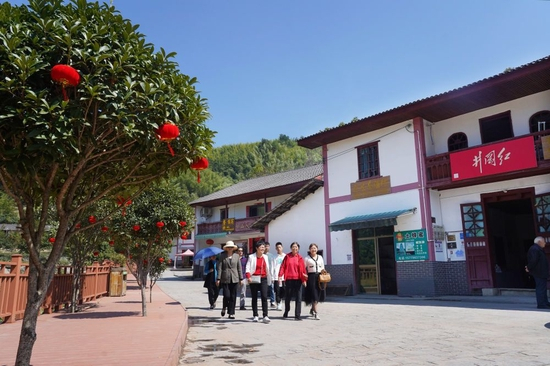 10月16日，游客在江西井冈山神山村旅游观光。新华社记者 万象 摄