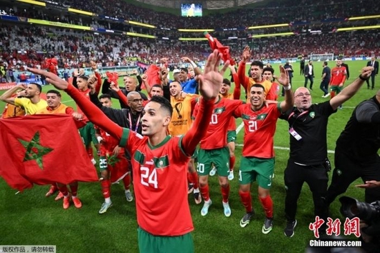 　　当地时间12月10日，卡塔尔世界杯1/4决赛第三场比赛在阿图玛玛球场举行，黑马摩洛哥队1：0击败葡萄牙队，闯入世界杯四强。图为摩洛哥队庆祝胜利。