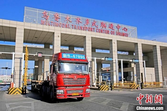  公路货运车辆从乌鲁木齐多式联运中心驶出。　乌鲁木齐国际陆港区提供