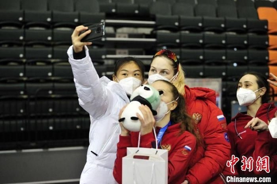 赛后，中俄两国运动员一起拍照留念。　高龙安 摄