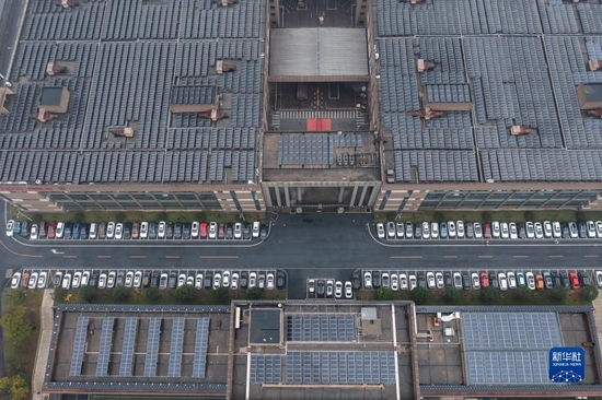 这是浙江省杭州市临安区金马工业园区内的一家“无废工厂”，屋顶上安装了光伏发电设备（2022年12月9日摄，无人机照片）。 新华社记者 徐昱 摄