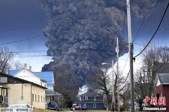 当地时间2月6日，诺福克南方铁路公司进行“受控释放”后，现场升起的浓烟。